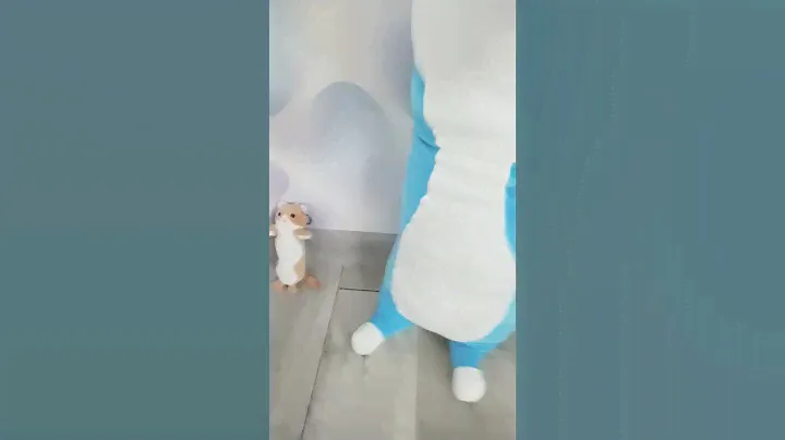 Большой кот батон и маленький.